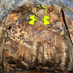 Large under armour hoodie